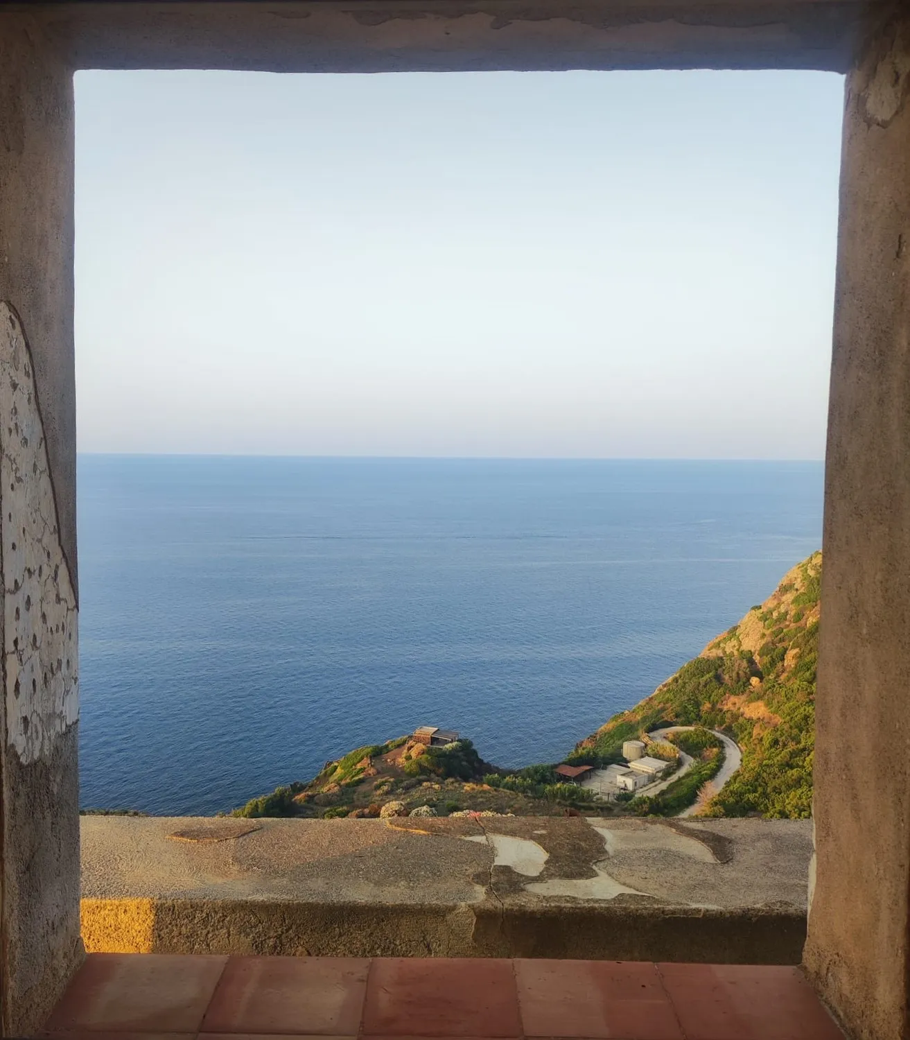 Il mare visto da una finestra aperta